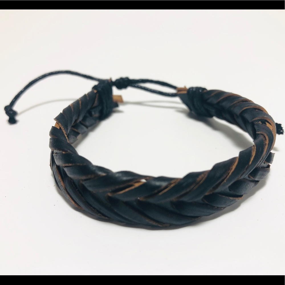 Adjustable leather bracelet